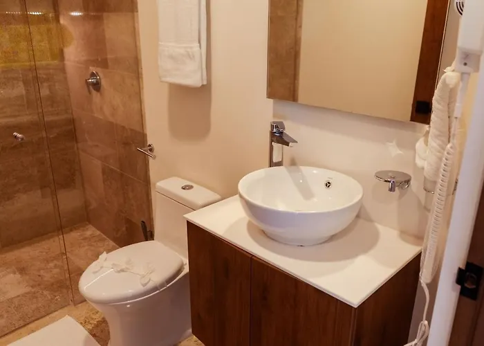 2br With Fast Wifi Free Bikes, Rooftop, Pool, And Gym *